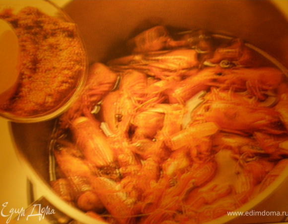 Добавить 1 чашку воды и пасту карри в кастрюлю. И варить  5 минут, пока немного не загустеет. Добавить оставшуюся воду и варить 20 минут.
 Слейте жидкость, оставляя головы и панцери. 
