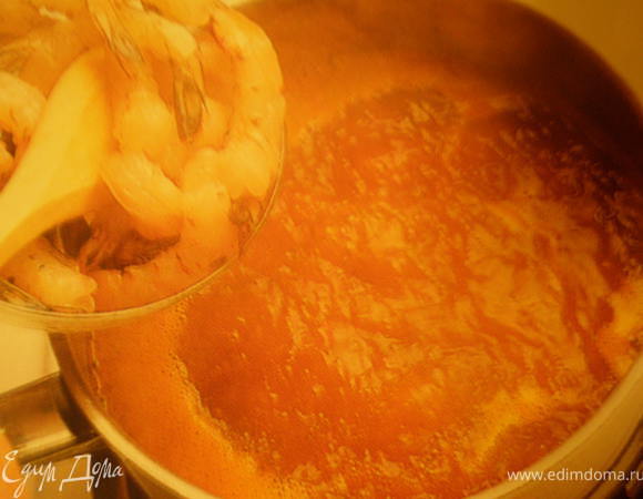 Панцери и головы измельчите в блендаре, и протрите через сито. Полученную жидкость соединить с бульёном.
Добавить тамаринд, куркума, чили и листья лайма в кастрюлю, довести до кипения и варить в течение 2 минут. Добавить креветки, и варить 5 минут, или пока креветки станут розовыми. Добавить рыбный соус, сок лайма и коричневый сахар. Подавайте сразу, посыпав листьями кориандра.