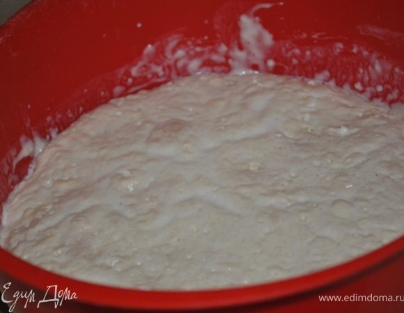 Приготовить опару:
в теплом молоке развести дрожжи, сахар и 1 ст. муки. Все перемешать, накрыть полотенцем и оставить на полчаса.
За это время опара возьмется шапкой.