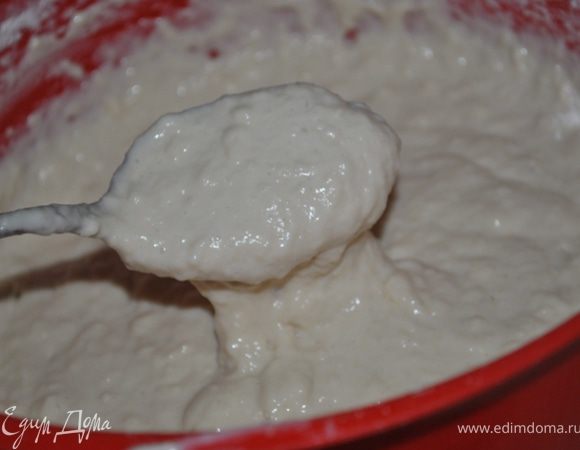 Всыпать соль, ванильные сахар, влить слегка взбитые яйца и раст. масло. Постепенно всыпать оставшуюся муку и замесить ложкой тесто. Оно получится тягучее.
Оставить еще на полчаса для подъема.