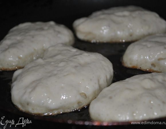 Разогреть раст. масло. Аккуратно набирать ложкой тесто, выкладывать оладьи на сковороду.
