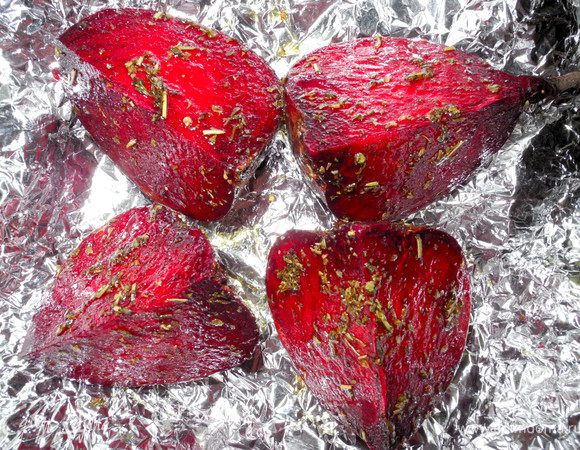 Смешаем оливковое масло с прованскими травами и в этой смеси искупаем свеклу. Уложим ее на фольгу, закроем и запечем в течение часа при температуре 180 градусов.