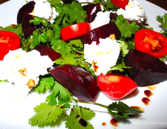 Пока свекла печется сделаем заправку - смешаем оливковое масло с медом, лимонным соком и щепоткой соли (можно без нее). Остывшую свеклу очищаем от кожуры, нарезаем крупными кусочками и укладываем на "подушку" из кинзы. Помидорчики черри порежем пополам и кладем, чередуя со свеклой. Мягкий козий сыр - сверху. Затем поливаем заправкой, и немного сбрызгиваем бальзамическим уксусом. 