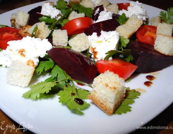 Обжариваем мелкие кубики белого хлеба, бросаем сверху и сразу же подаем. Безумно вкусно!!!