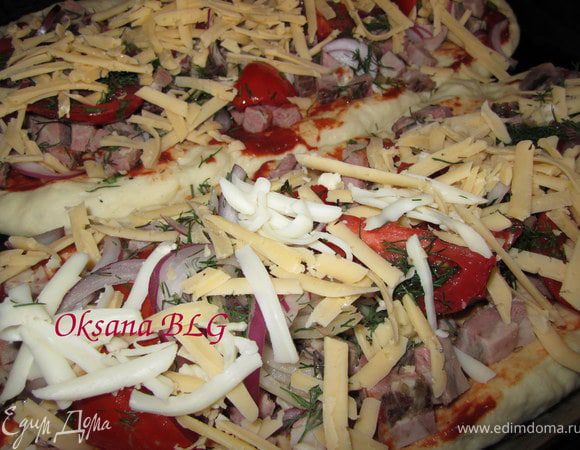 Выложить часть помидоров. Натереть половину сыра на крупной терке.