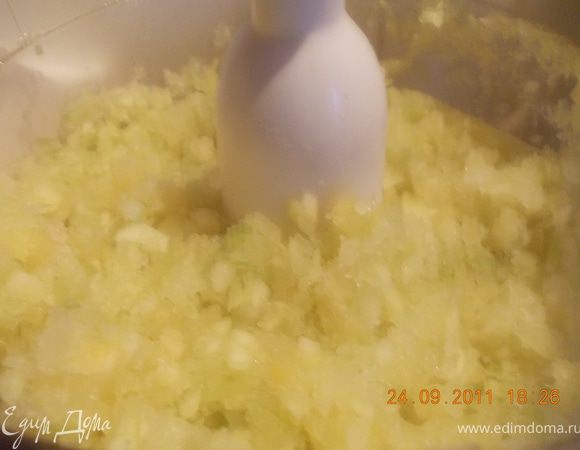 кабачок чистим и измельчаем вместе с сельдереем