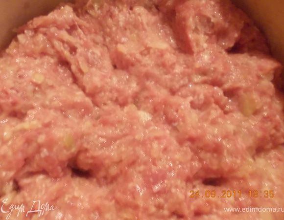 овощи хорошо отжимаем, смешиваем с геркулесом и фаршем, добавляем яйца, соль, приправы, всё хорошо перемешиваем