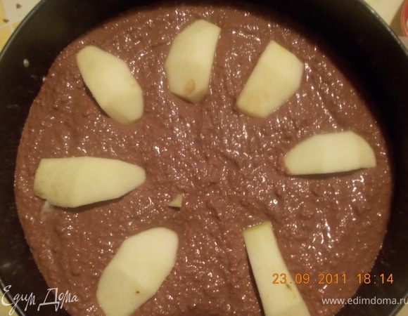 выливаем в форму, смазанную маслом и украшаем дольками яблока. Мой младшенький сказал, что на солнышко похоже. Ставим в духовку 200-220 гр минут на 40-45