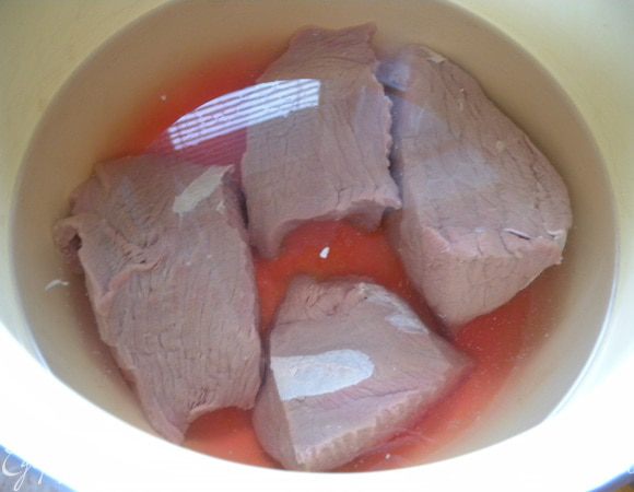 Сначала отвариваем говядину (предварительно вымочить в холодной воде). Когда закипает - снимаем шумовкой пену. Далее добавляем морскую соль, тертый имбирь (можно сухой) и цедру апельсина. Варим на маленьком огне до готовности. 