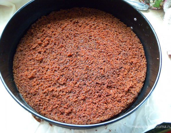 Выпекаем шоколадный бисквит. По любому рецепту, который вам нравится. Если такового нет - обратитесь - я подскажу. Вот. например - чудный бисквит: 5 яиц
1 ст сахара
8 ст.л. крахмала
3 ст.л. порошка какао
1 ч.л. соды
1 ст. сладкого черного кофе. Рецепт с нашего сайта: http://www.edimdoma.ru/recipes/10503. Но у меня не он (но похожий) :-)