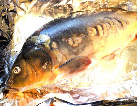 Ценой неимоверных усилий я вспорола брюхо карпу, очень надеясь на то, что он ничего не чувствует. Обычно я кладу его предварительно в морозилку, чтобы он заснул. Не могу его разделывать, когда он по столу скачет:)) Освободила от внутренностей, удалила жабры, промыла и промокнула бумажным полотенцем.