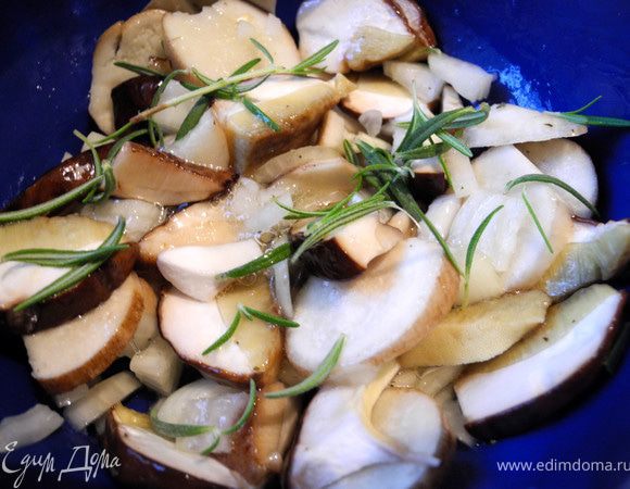Приготовила начинку: белые грибы порезала достаточно крупно, лук - мелко, хлеб -кубиками, добавила листочки розмарина, белок, тмин, соль - все перемешала.  