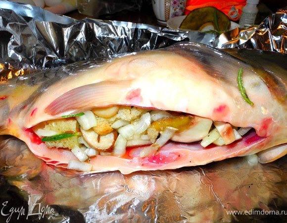 Начинила карпа. Положила на фольгу.
