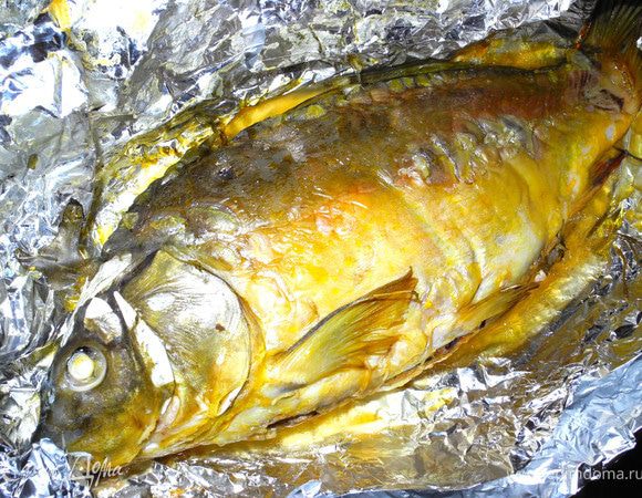 Зашила пузико. Операция прошла успешно. Запечатала в конвертик из фольги и выпекала около часа при температуре 200 градусов. Вот такая красивая золотистая рыбка получилась. 