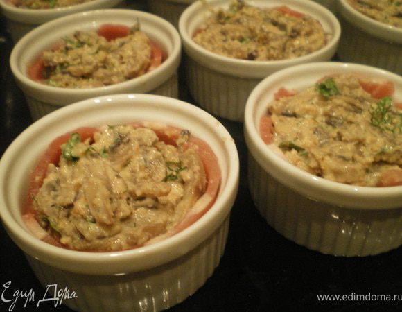 Грибы помыть, обсушить, нарезать пластинками. В сковороде разогрейте сливочное и оливковое масло и обжарьте в нём лук (мелко порубить) до мягкости,  добавьте свежие грибы и обжарьте в течение 5 минут, часто помешивая, пока они не станут мягкими и не начнут подрумяниваться. Подержите грибы на огне, пока не выпариться жидкость.Дайте остыть. Добавьте панировочные сухари, сметану, желтки, петрушку, соль, перец, перемешайте. Формочки для запекания выстелите полосками бекона (вдоль бортиков и поперёк), сверху уложите, слегка приминая, начинку.Запекайте тарталетки при температуре 200 С около 20 минут. Когда тарталетки немного остынут, проведите ножом по краю формочки, извлеките содержимое. 