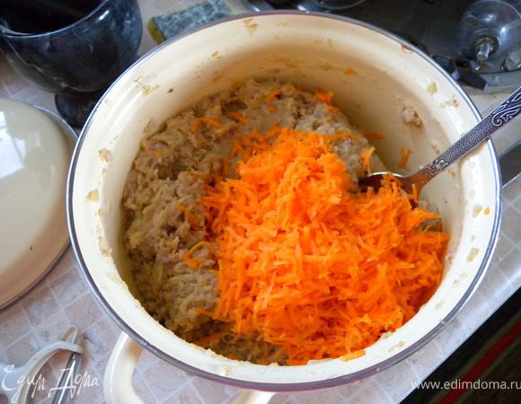 Готовим рыбный фарш. Рыбу разобрать, отделить кожу и кости, пропустить через мясорубку. Посолить, поперчить. Добавить лук. Потереть на терке морковь (побольше). Перемешать. 