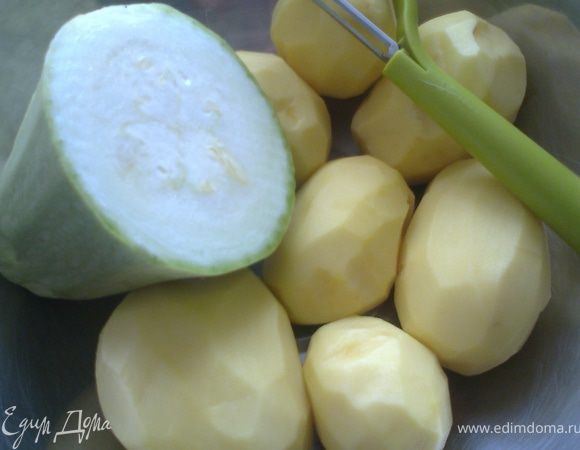 Очистить картофель,кабачок можно оставить в шкурке,если она нежная.