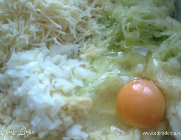 Натереть овощи на мелкой тёрке или в комбайне.Слить сок в будущий бульон,который поставить вариться.Лук мелко порезать.Яйцо вбить.
