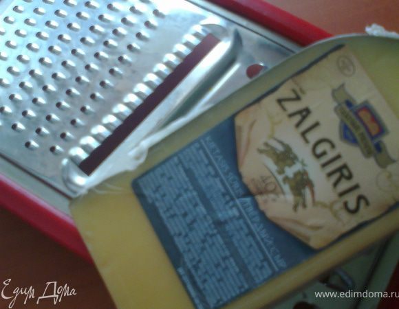 Натереть горсть сыра.