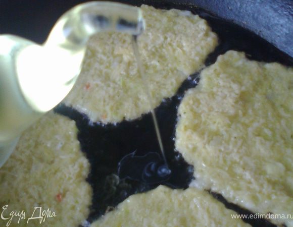 Выкладывать массу на горячее масло и разровнять ложкой,т.к.мы любим тонкие дранички.