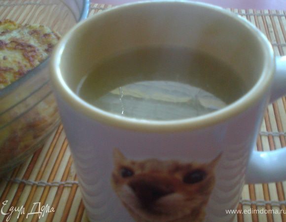 Подавать со сметанкой и бульоном,который сварился на куриной спинке.Зовём семью!