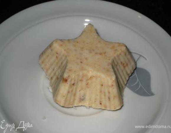 Взбиваем сметану с сахаром до растворения сахара. Если возьмете пудру, только лучше. У меня просто не оказалось. Не переставая взбивать, вливаем тонкой струйкой предварительно растворенный в небольшом количестве кипятка желатин. Ваниль. Всыпаем смолотые в блендере орешки и печенье. Перемешиваем, разливаем по формочкам. У меня силиконовые. Присыпали кокосом и в холодильник на часок. После можно чем-то украсить, а можно кушать так. Приятного аппетита! Дольше писала, чем готовила...