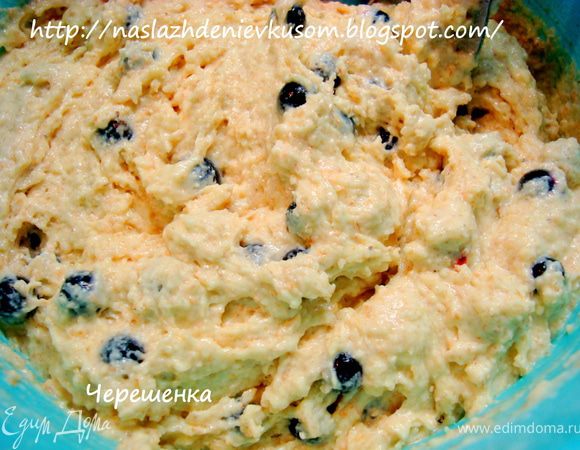 Теперь жидкие продукты вливаем в сухие и аккуратно перемешиваем…
Тесто получается не слишком густым, очень вязким… Но оно не должно быть жидким… Если вам кажется, что тесто жидковато, то просто добавьте пару ложек пшеничной муки, если, наоборот сухим, то немного кефира…
