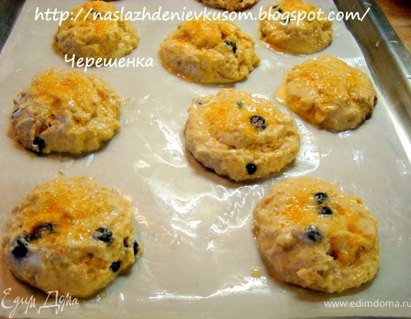 Выкладываем тесто небольшими порциями на бумагу для выпечки, смазанную сливочным маслом…