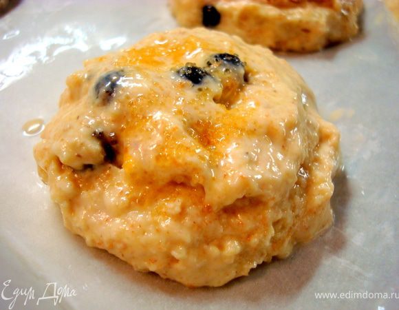 Смазываем сверху кефиром или желтком, посыпаем коричневым сахаром…