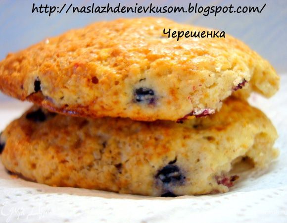 …  и ставим выпекать в заранее разогретую до 180 градусов духовку на 20-25 минут... Сконы должны получиться золотистого цвета… А когда я разломила одну булочку, то поразилась ее мякишу: нежный, можно даже сказать «пушистый», пористый и просто тающий во рту!!!