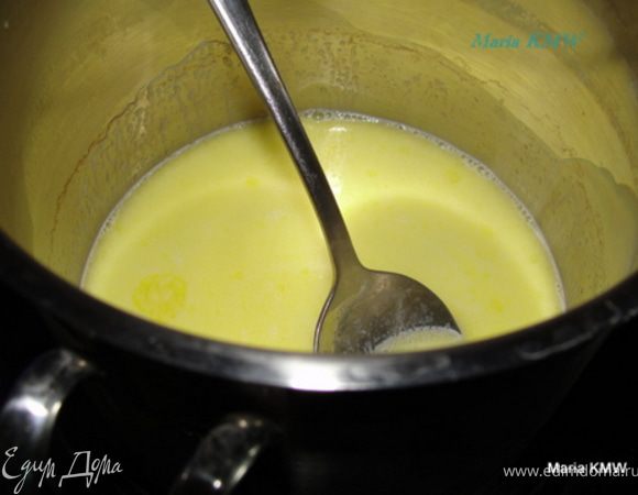 В сотейнике разогреть молоко с сахаром и сливочным маслом.