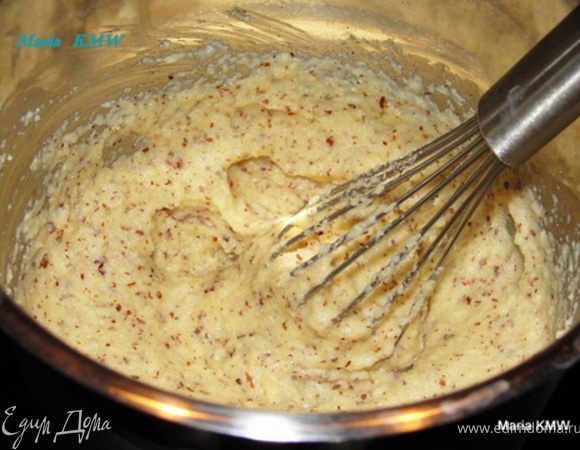 Постоянно помешивая однородную массу всыпать манку и тщательно перемешав, коротко проварить ее.