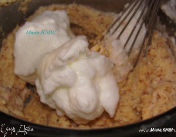 Отделить желтки от белков. Желтки и молотый миндаль смешать с основной, еще горячей массой. Белки взбить с щепоткой соли до пиков. Аккуратно смешать с миндально-манной массой. Остудить.