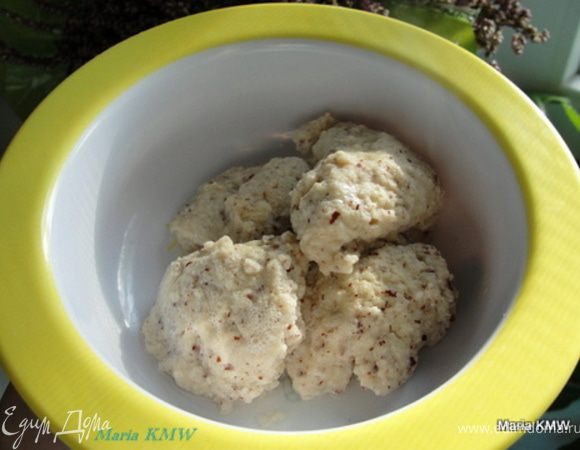 Вскипятить 2 литра воды, посолить. С помощью двух столовых ложек сформировать клецки и дать им постоять в горячей, не кипящей воде 20 минут. Или второй вариант, в кипящую воду выложить клецки, уменьшить температуру, и после того, как они всплывут 5 минут отварить их.