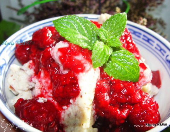 Для малинового соуса нагреть сковороду, выложить замороженную малину, присыпать сахаром и дать закипеть.