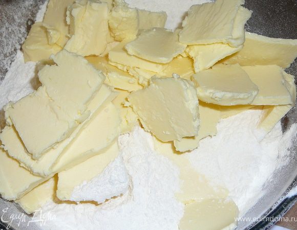Добавить к муке охлажденное масло.Для этого его или же мелко нарезать или натереть на крупную терку.