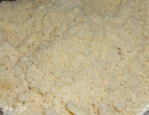 Аккуратно перетереть масло с мукой в мелкую крошку,делать надо это очень осторожно.