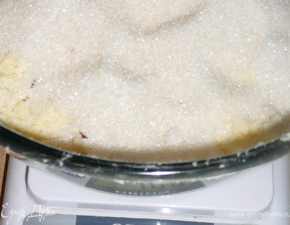 Добавить сахар и ванильный сахар,опять так же аккуратно,еле касаясь крошки кончиками пальцев.