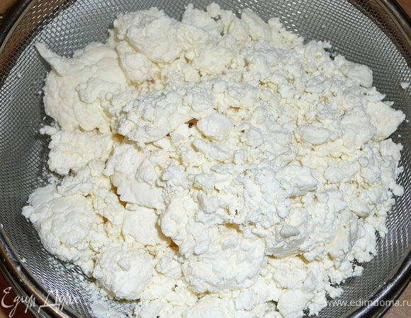 Отставим крошку в сторону,займемся начинкой.Для этого творог перетереть через сито.