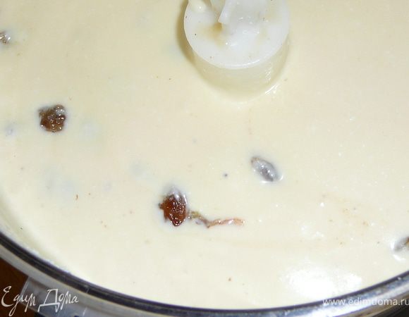 Изюм отжать и добавить в творог.