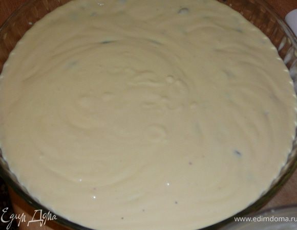 На крошку вылить творожную начинку.