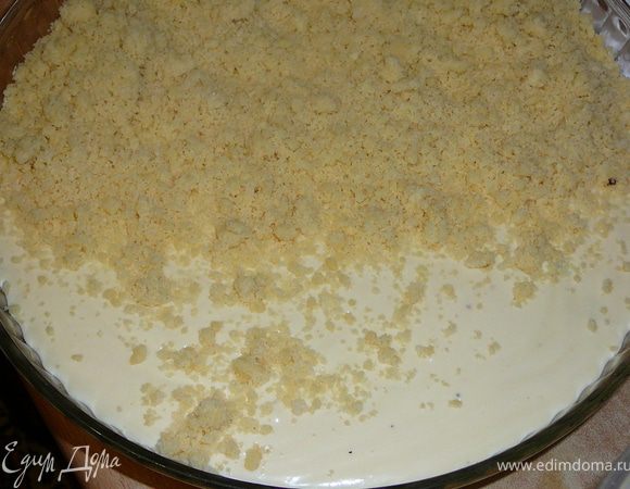 Теперь на начинку высыпать оставшуюся меньшую часть крошки.