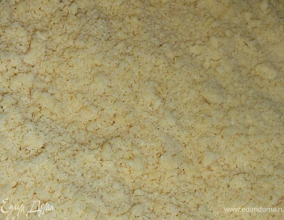 Делать это аккуратно чтоб не было просветов,равномерно распределить крошку по поверхности начинки.