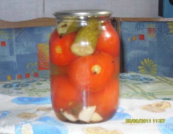Залить маринадом,накрыть крышкой и стерилизовать литровые банки 5 минут,
потом закатать.