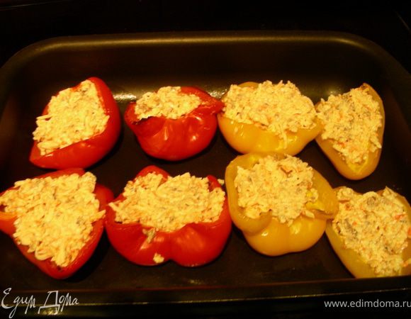 Готовим начинку. В небольшой емкости смешиваем крабовое мясо, сметану, крошки, острый красный перец, соль. Теперь 2 варианта: 1) как в журнале, сразу нафаршировать наши перцы, поместить их в форму для запекания, посыпать пармезаном, накрыть фольгой и готовить20 мин, затем снять фольгу и печь еще минут 15 до мягкости перцев.
2) как делаю я: сначала запекаю половинки перцев минут 20, потом наполняю их начинкой и пеку еще столько же, за 10 мин до готовности посыпаю их сыром. 