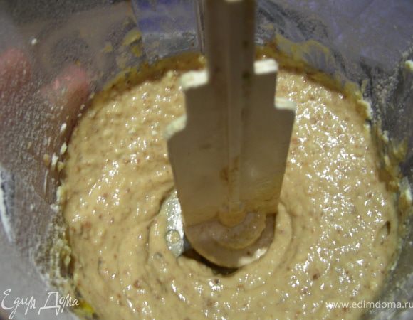Разогреваем духовку до 180 градусов. В блендере или комбайне смешаиваем масло, миндаль, муку, желток,сахар,затем добавляем конфитюр.