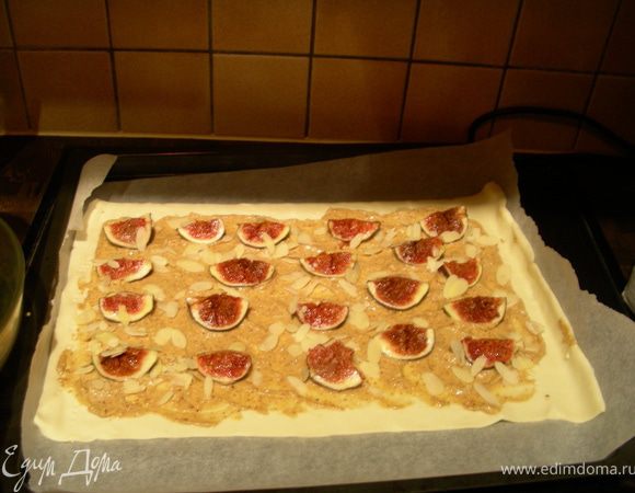Распределяем по нему наш миндальный крем, оставляя 1 см по краям. Выкладываем инжир, немного вдавливая его в крем, и посыпаем миндальными лепестками.