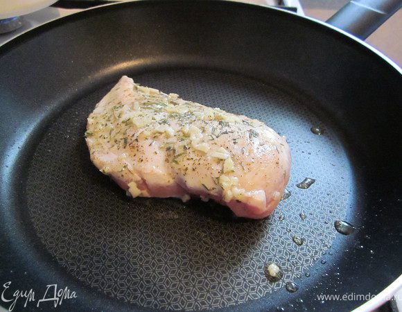 Обжарить куриную грудку. Остудить и нарезать тонкими ломтиками.