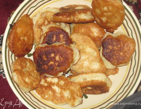 Все смешать.Добавить муки что бы тесто тянулось за ложкой(у меня пошло260гр).Ставим на 30-60мин. что бы подошло тесто.Жарим на разогретой сковородке,выкладывая тесто ложкой смоченой в кипяте(тесто не перемешиваем когда выкладываем на сковородку).Их можно делать и не сладкими,тогда дать больше соли.Приятного апетита. 