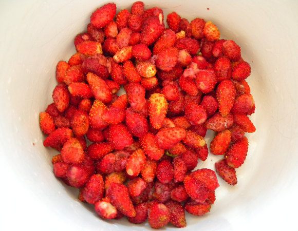 Собрать (купить) землянику. Промыть через сито, только так, чтобы не подавить. 